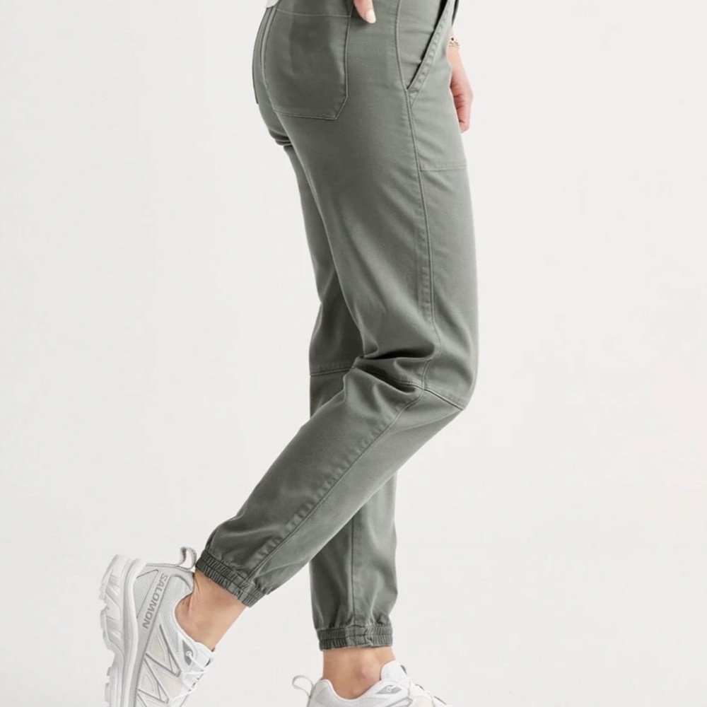 NWT DUER Women's Live Lite Jogger in Fatigue - Size Small